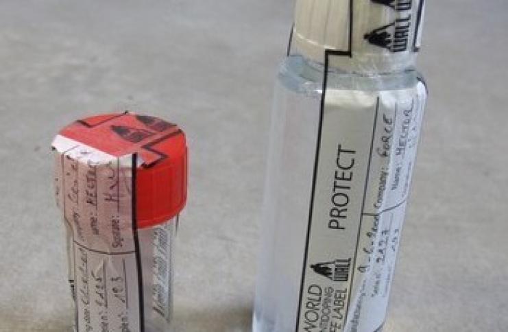 Adhesive label for bottles, security, guarantee of closure or non-opening